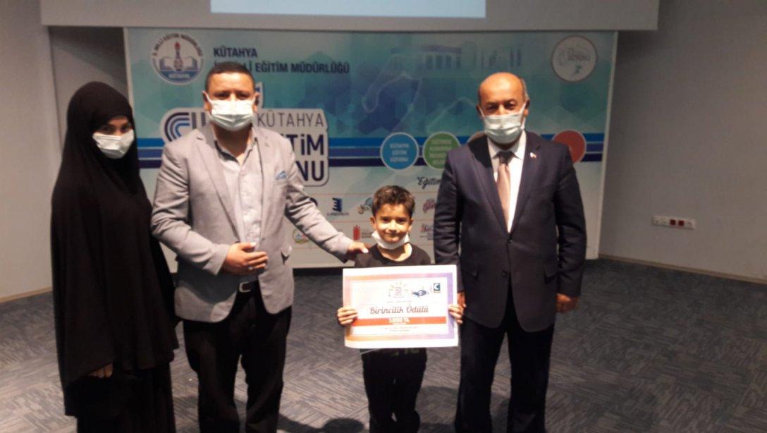 Yeşilay Sağlıklı Nesil Sağlıklı Gelecek Yarışmasında Edebi Eser Dalında Kütahya 1. si Olan Aslanapa İlkokulu Öğrencisi Yusuf UYANIKER ödüllendirildi.