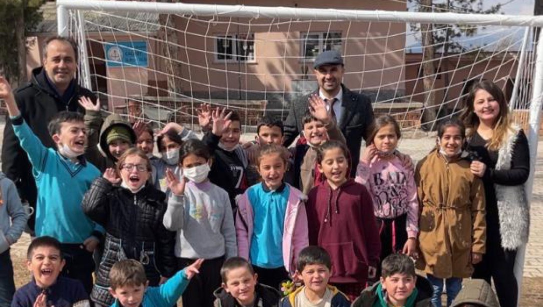 Çalköy İlkokuluna Futbol Kalesi DEsteği